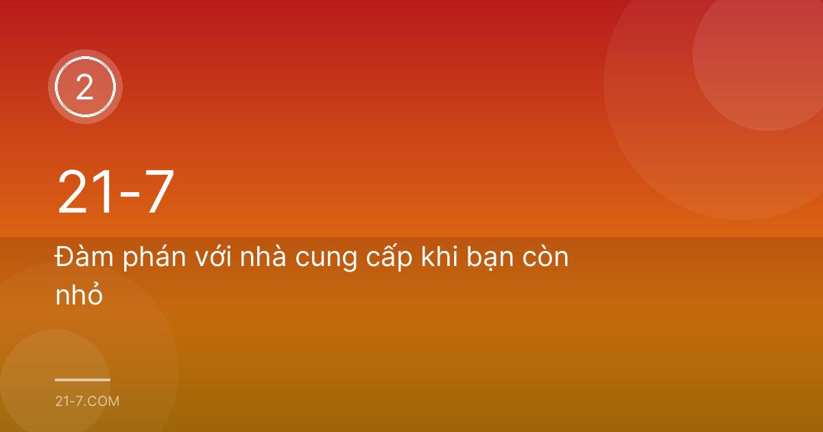 Chủ quán ăn người Việt trò chuyện với người bán rau ở chợ đầu mối buổi sáng sớm