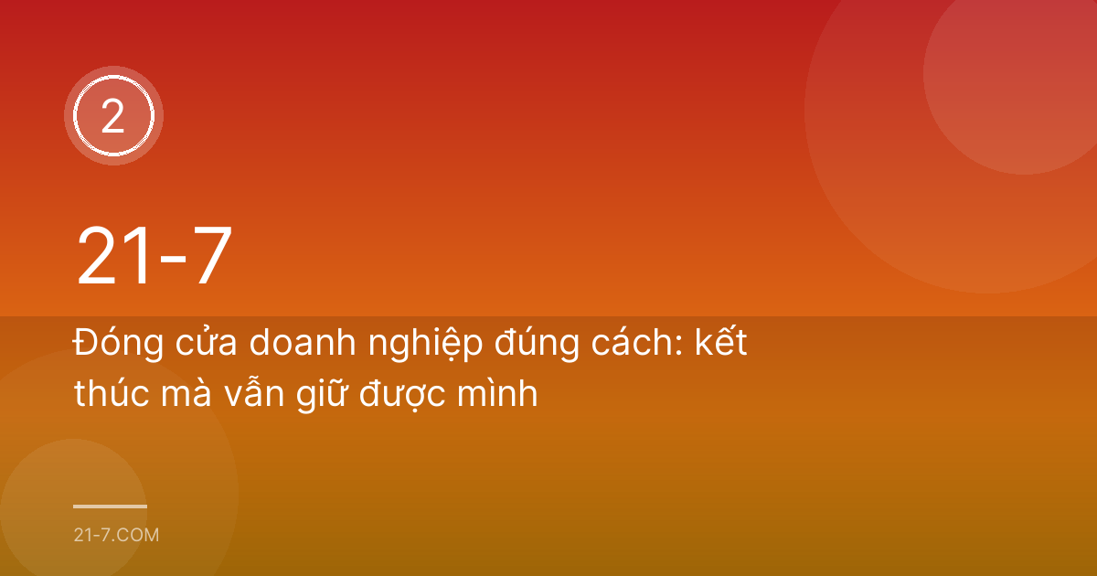Người phụ nữ Việt đóng gói đồ đạc trong một cửa hàng nhỏ sắp đóng cửa