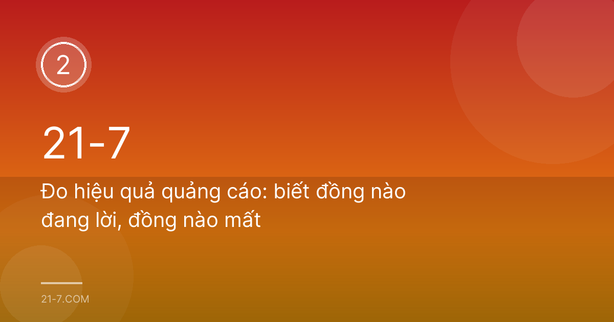 Chủ cửa hàng người Việt ghi chép số liệu vào sổ bên quầy hàng buổi tối