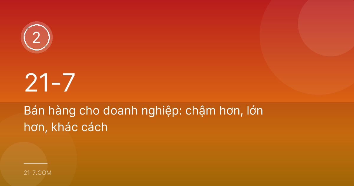 Chủ xưởng in người Việt trao đổi mẫu sản phẩm với đại diện một công ty trong phòng họp nhỏ