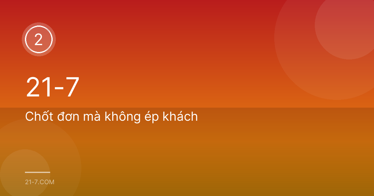 Nhân viên cửa hàng nội thất người Việt trò chuyện cởi mở với một cặp vợ chồng đang xem ghế