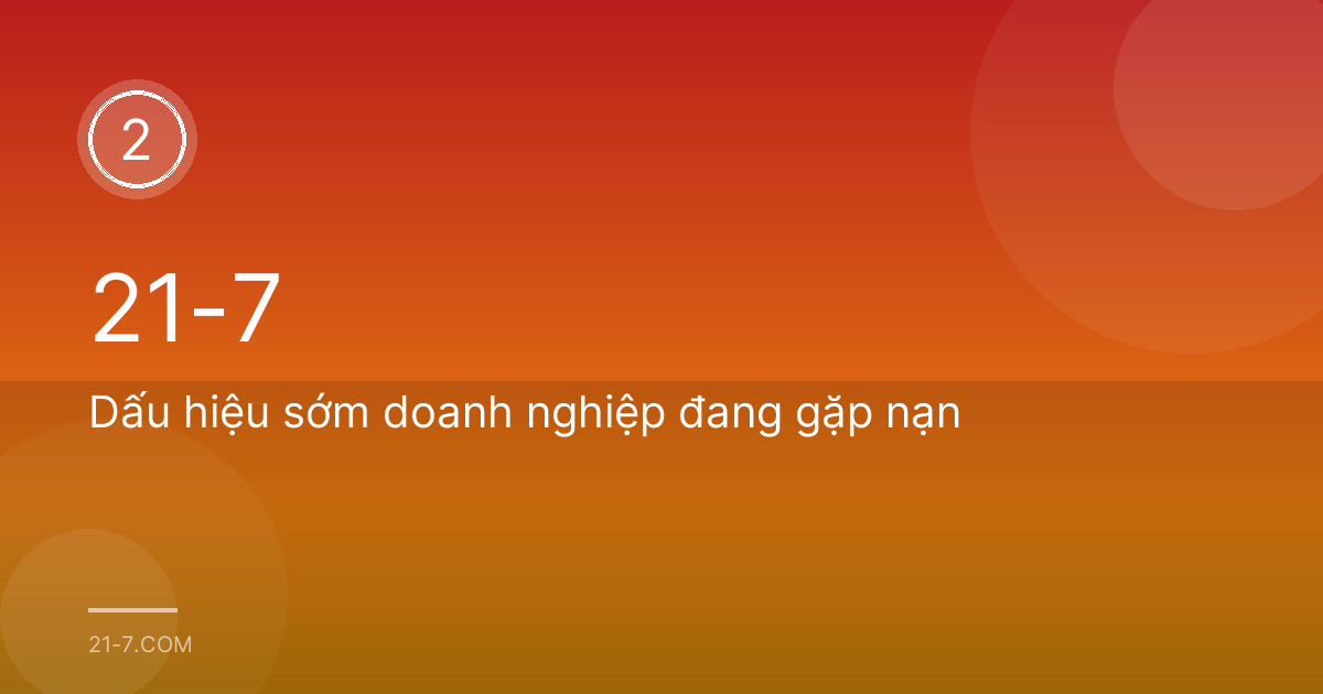 Chủ tiệm người Việt ngồi một mình xem lại sổ sách trong cửa hàng vắng