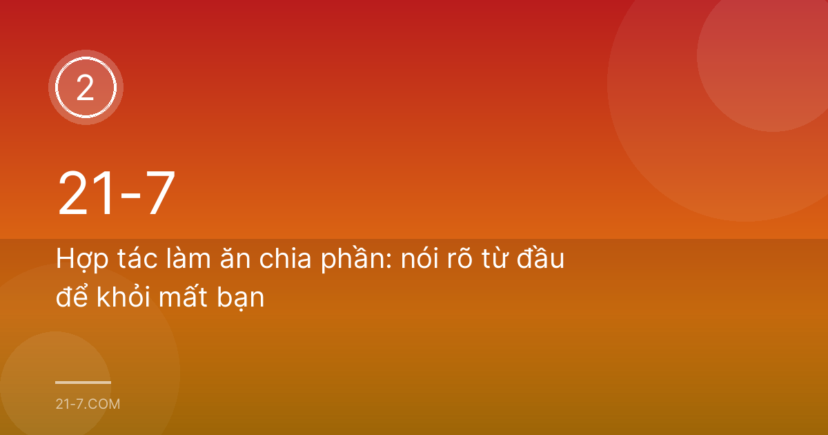 Hai người đàn ông Việt bắt tay bên bàn có bản thoả thuận trong một quán cà phê