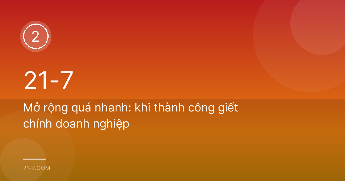 Chủ chuỗi quán nhỏ người Việt đứng giữa hai cửa hàng trên cùng một con phố