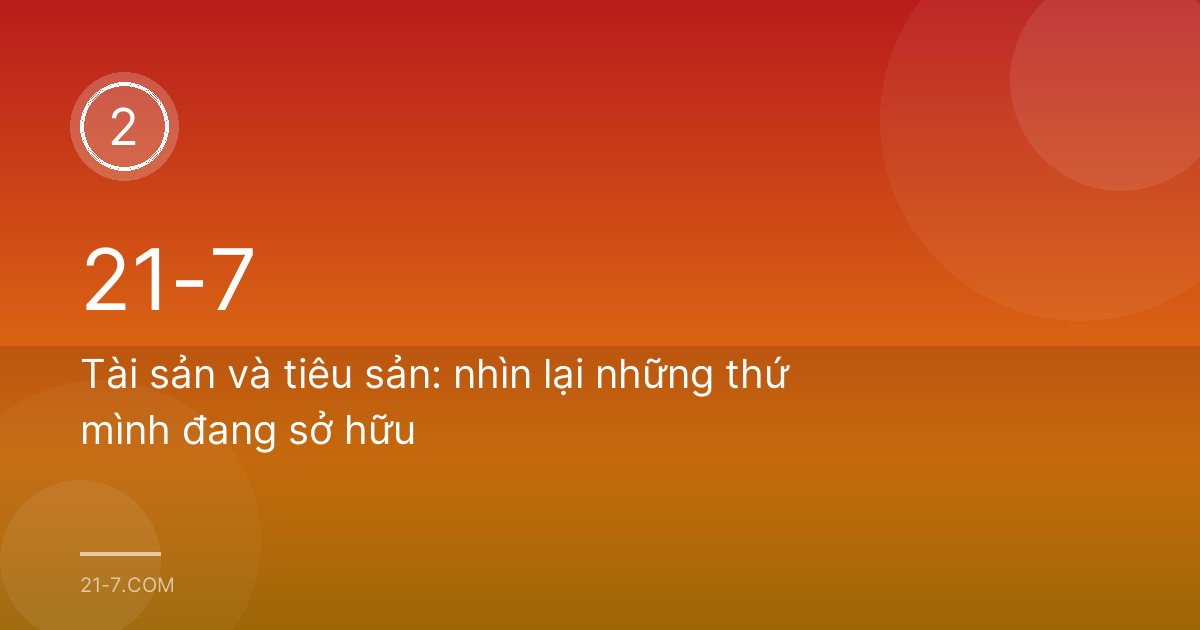 Hai vợ chồng người Việt ngồi bàn bạc với cuốn sổ ghi chép ở phòng khách