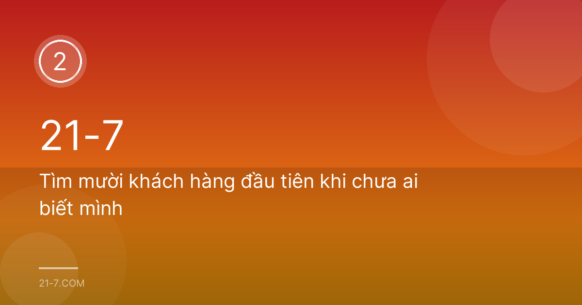 Chủ một tiệm bánh nhỏ người Việt mang hộp bánh mời các cô chú trong khu phố
