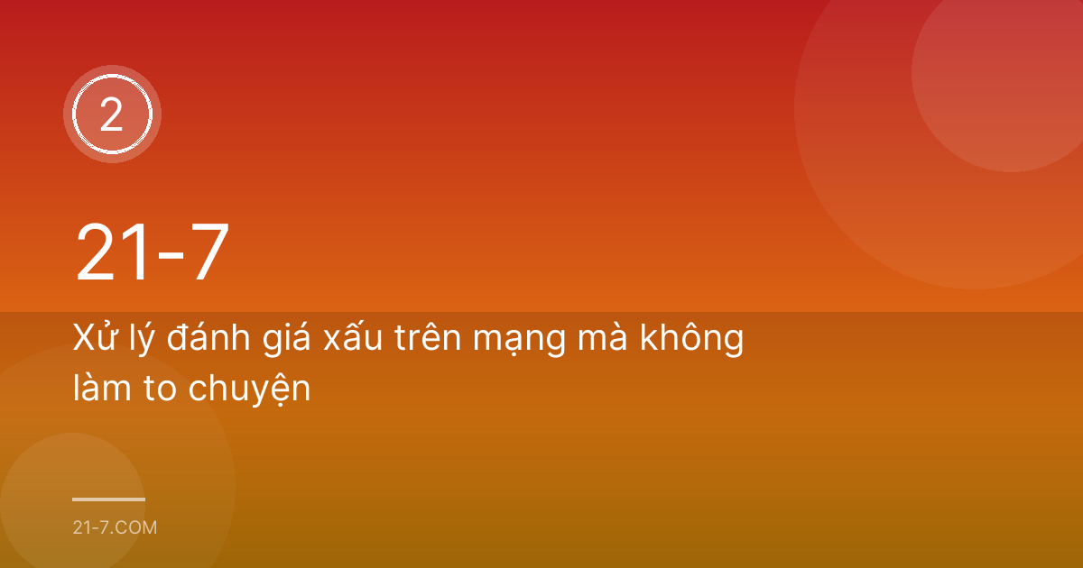 Chủ quán bún người Việt đọc tin nhắn trên điện thoại với vẻ mặt bình tĩnh